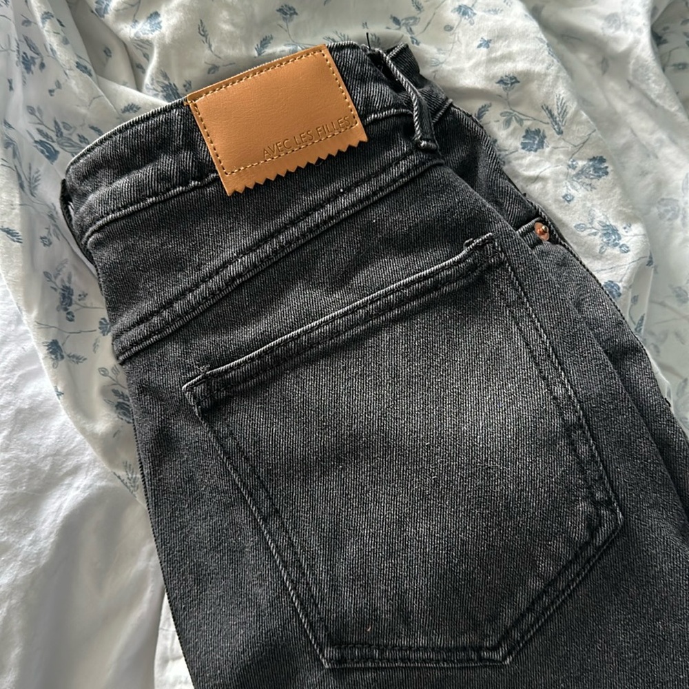 Avec les filles ripped jeans!